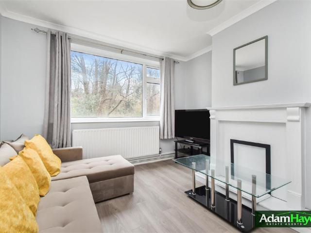 Flat for sale in West Finchley, Greater London