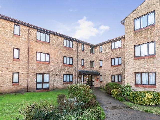 Flat for sale in Cowley, Greater London