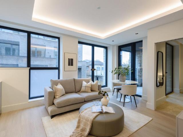 Flat for sale in London Borough of Ealing, Greater London