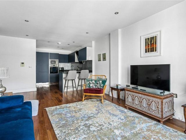 Flat for sale in St. George in the East, Greater London