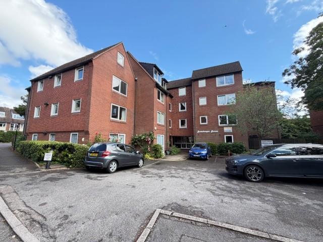 Flat for sale in Hatch End, Greater London