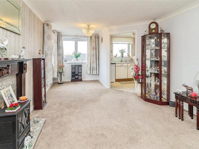 Flat for sale in Aylesbury, Buckinghamshire