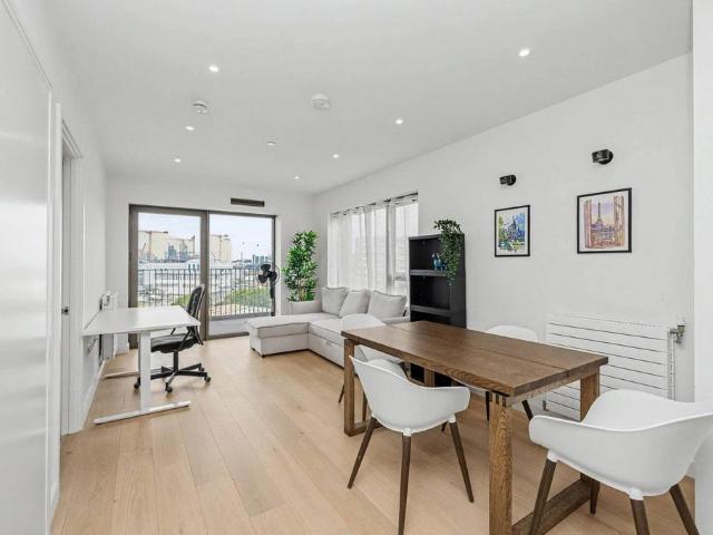 Flat for sale in Silvertown, Greater London