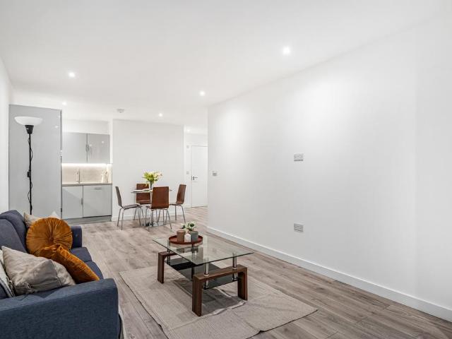 Flat for sale in Suttons Wharf, Greater London