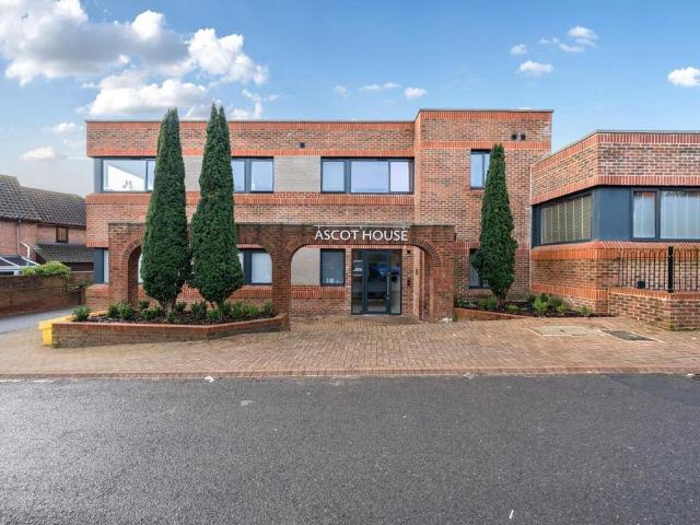 Flat for sale in Emmbrook, Wokingham