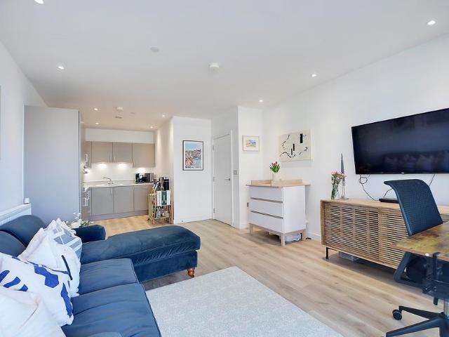 Flat for sale in East Greenwich, Greater London