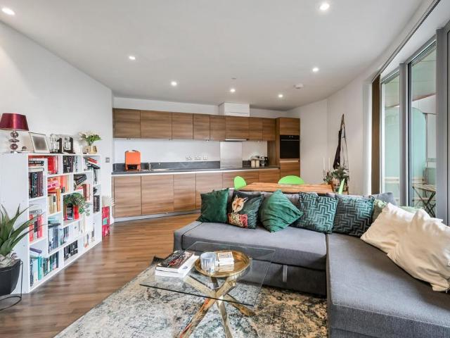 Flat for sale in Canning Town, Greater London