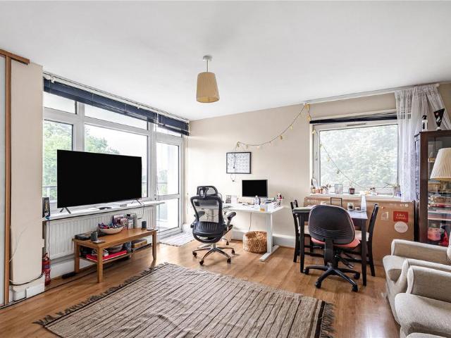 Flat for sale in Roehampton, Greater London