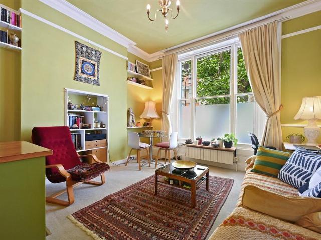 Flat for sale in Shepherd's Bush, Greater London
