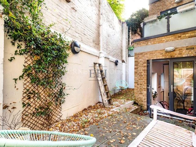 Flat for sale in Shacklewell, Greater London