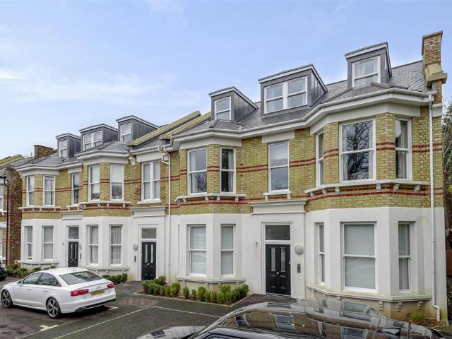 Flat for sale in Royal Borough of Kingston upon Thames, Greater London