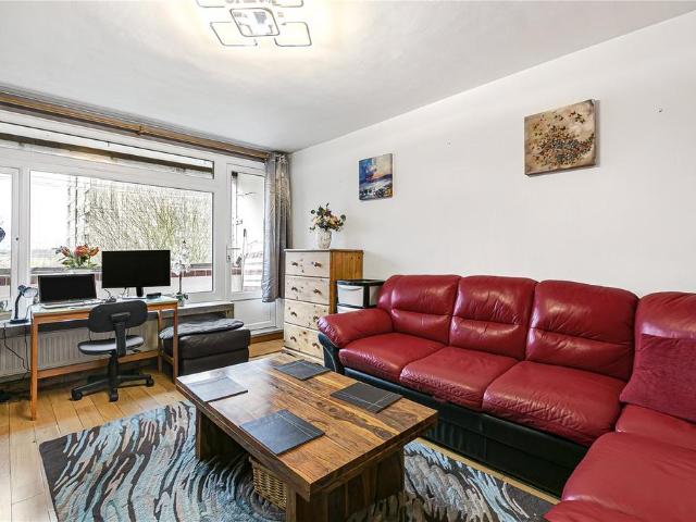 Flat for sale in Roehampton, Greater London
