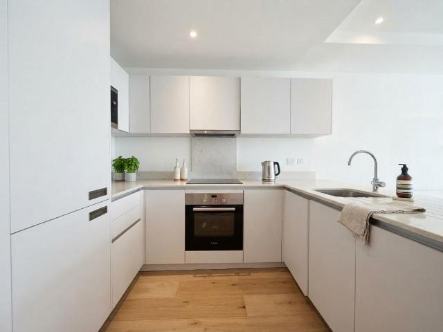 Flat for sale in London Borough of Islington, Greater London