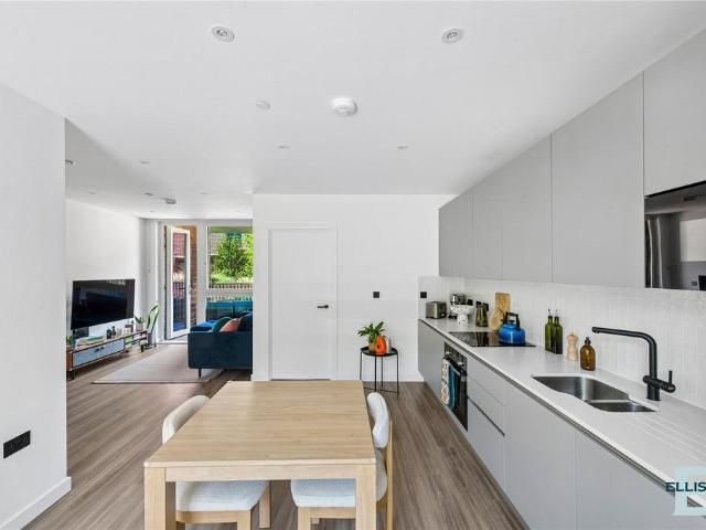 Flat for sale in Tottenham Hale, Greater London