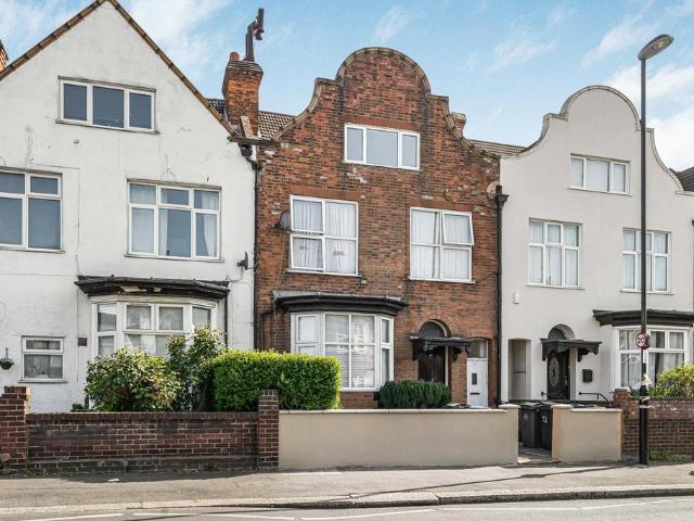 Flat for sale in London Borough of Croydon, Greater London