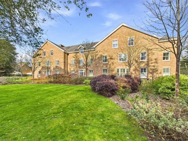 Flat for sale in Hampton Wick, Greater London