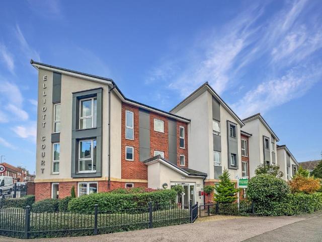 Flat for sale in Dunstable, Bedfordshire