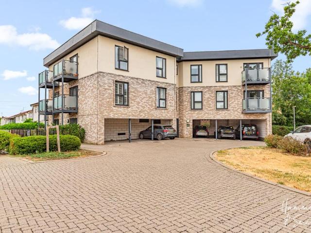 Flat for sale in Debden Green, Epping