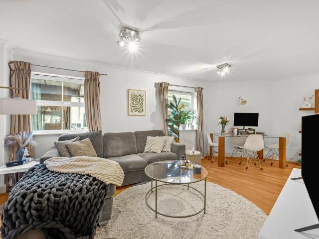 Flat for sale in St. George in the East, Wapping
