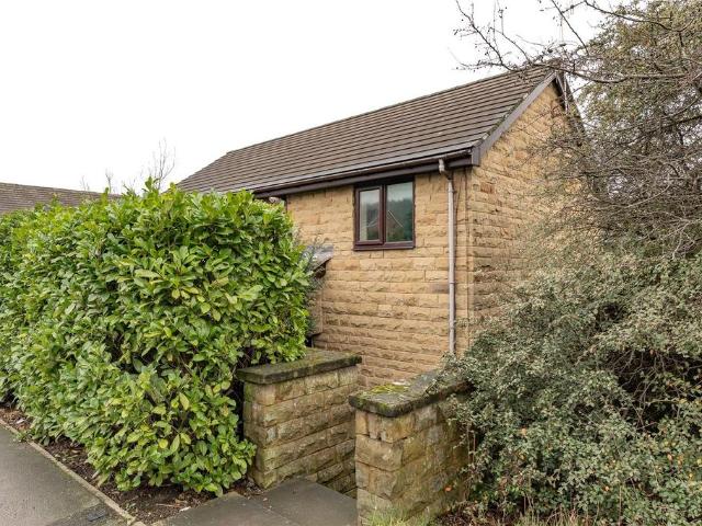Flat for sale in Farsley, West Yorkshire