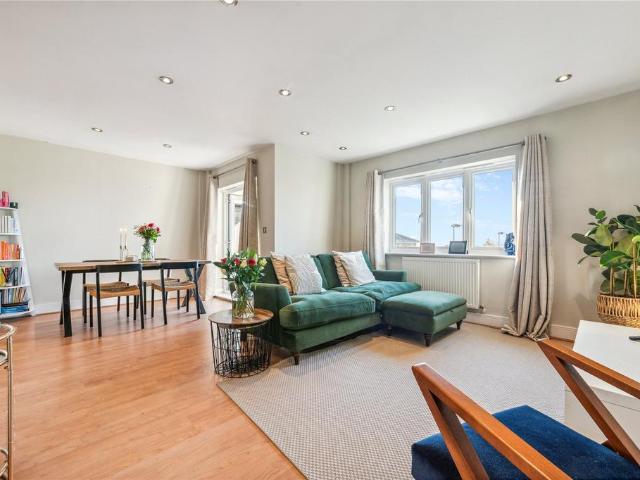 Flat for sale in Summerstown, Upper Tooting