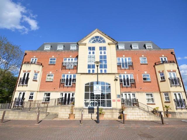 Flat for sale in Beaconsfield, Knotty Green