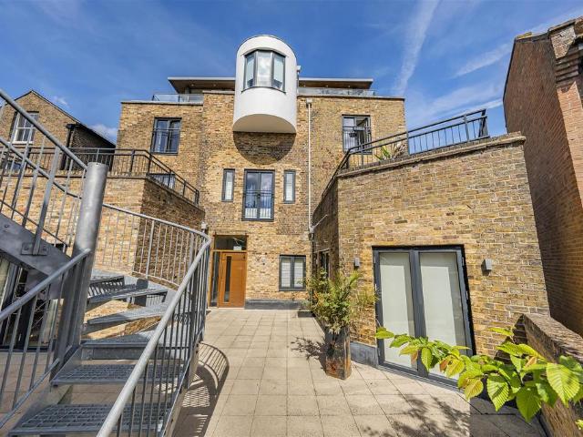 Flat for sale in Clewer Village, Windsor