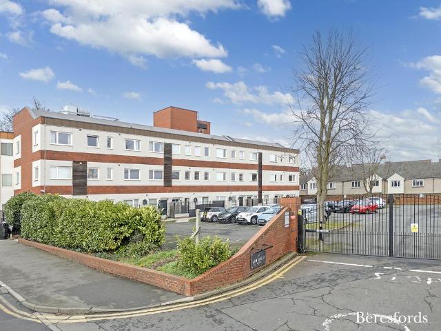 Flat for sale in Chipping Hill, Essex
