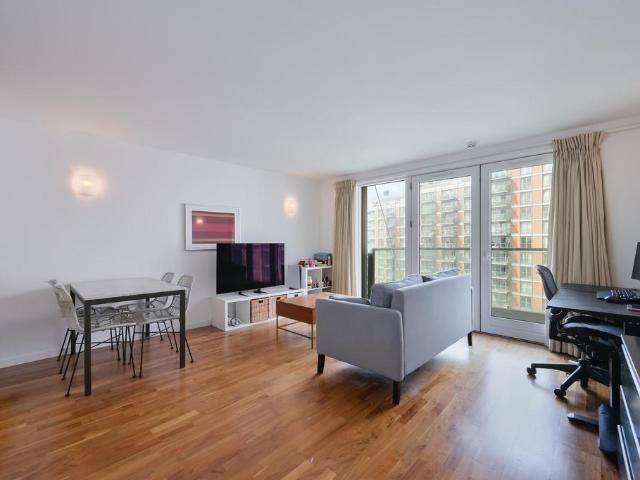 Flat for sale in Greenwich Peninsula, Greater London