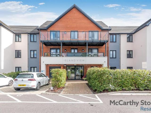 Flat for sale in Hounsome Fields, Priest Down