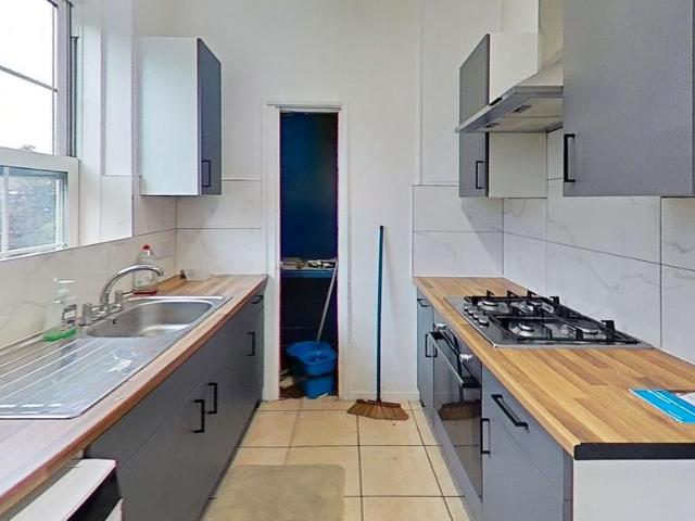 Flat for sale in Streatham Hill, Greater London