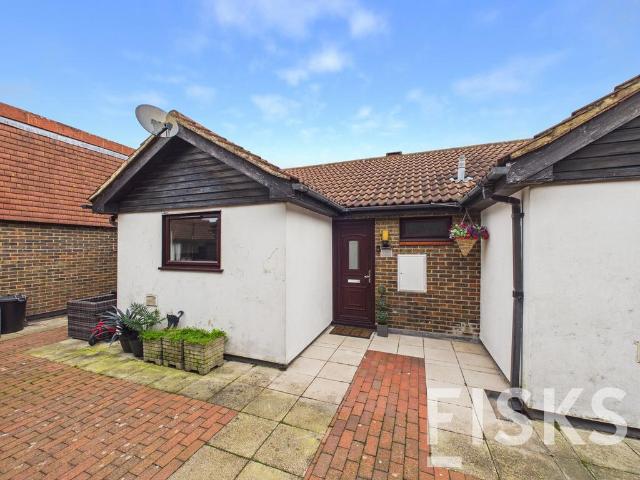 Flat for sale in Queens Park, Billericay