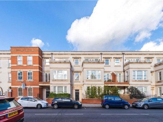 Flat for sale in Mortlake, Greater London