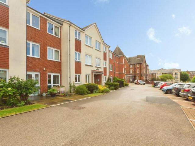 Flat for sale in Walton, Aylesbury