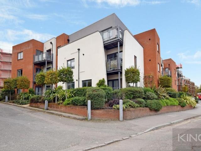 Flat for sale in Guildford Park, Guildford