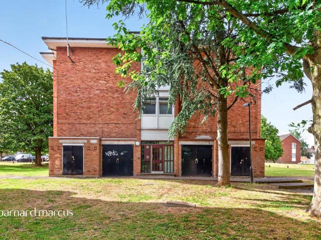 Flat for sale in Colney Hatch, Greater London