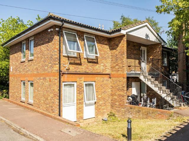 Flat for sale in London Borough of Merton, Mitcham