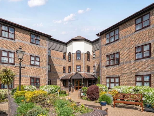 Flat for sale in Barnehurst, Greater London