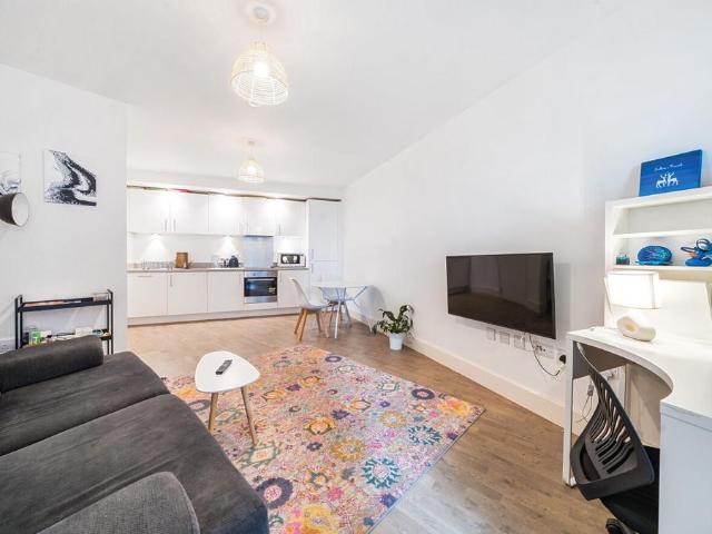 Flat for sale in London Borough of Ealing, Greater London