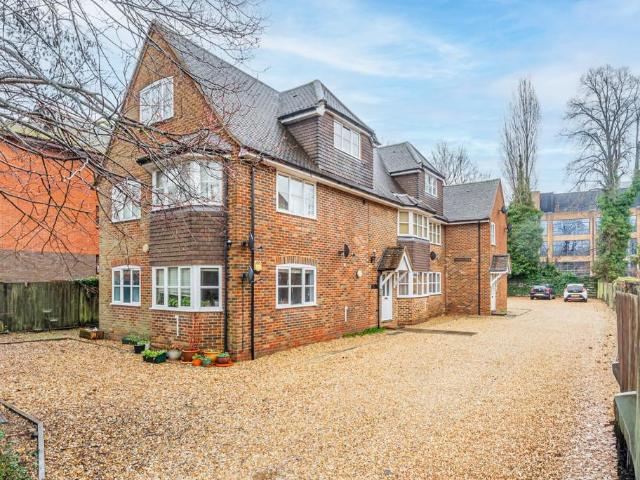 Flat for sale in St Albans, Five Acres