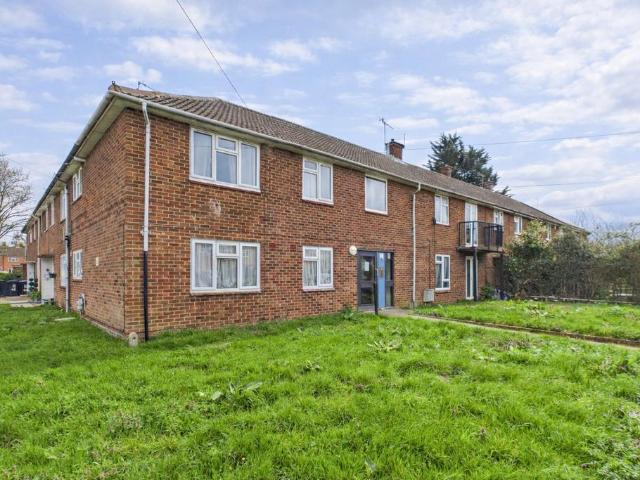 Flat for sale in Highfield, Pouchen End