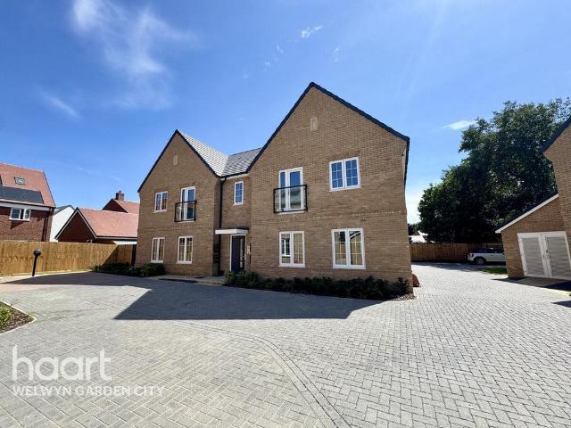 Flat for sale in Fretherne, Hertfordshire