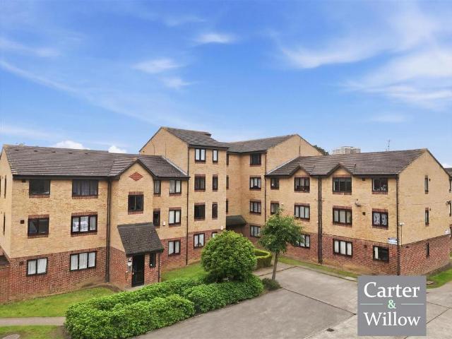 Flat for sale in Dagenham, Greater London