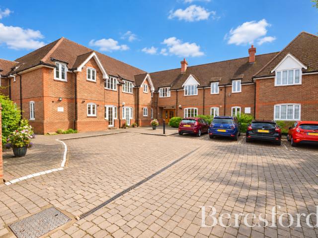 Flat for sale in Gallows Corner, Greater London
