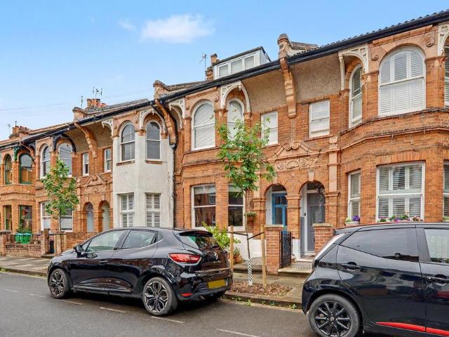 Flat for sale in Hampton Wick, Greater London