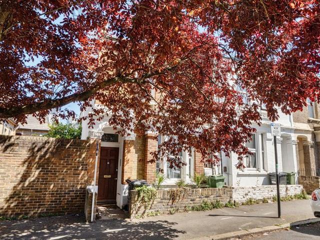 Flat for sale in Stockwell, Greater London