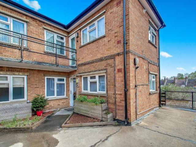 Flat for sale in North Watford, Hertfordshire