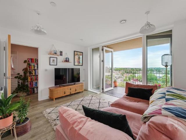 Flat for sale in London Borough of Lewisham, New Cross