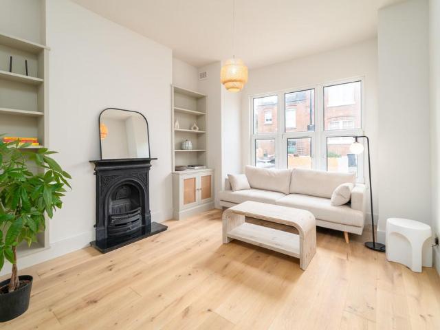 Flat for sale in Hornsey, Greater London