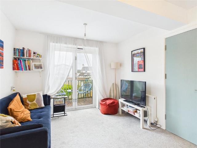 Flat for sale in Kingswood